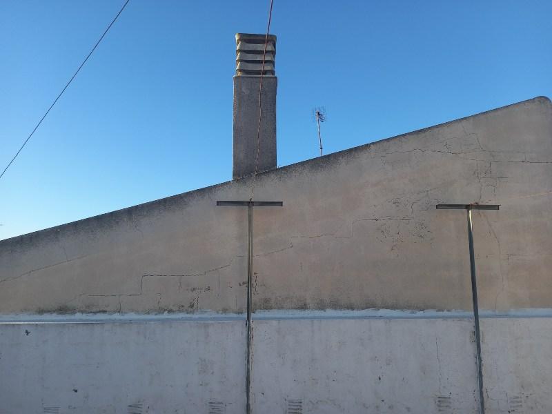 Muro medianero de una vivienda en Meliana cuyo deterioro permitía la entrada de agua en la buhardilla