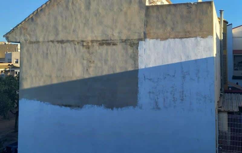 Pared medianera de una vivienda en Albal con problemas de humedad por lluvia