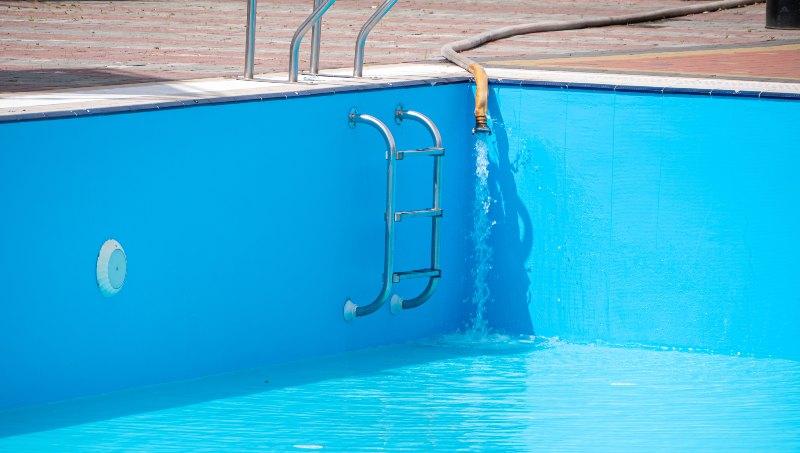 Piscina llenándose de agua después de los trabajos de impermeabilización